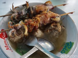 Nyamm! Kenyal Lembut Bakso Sotong Buatan Pak Modin di Demak