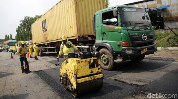 Asyik, Jalan Berlubang di Marunda Diperbaiki