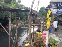 Jembatan Bambu Reyot Kebon Jeruk Mulai Diperbaiki, Tiang Besi Dipasang