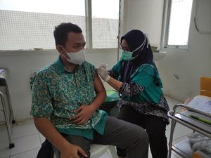 Jelang Sekolah Tatap Muka, Puluhan Guru di Sidoarjo Divaksin Tahap Dua