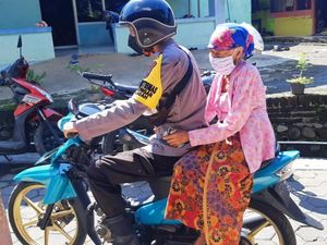 Polisi Jemput Bola Vaksinasi Lansia Banyuwangi Demi Penuhi Target