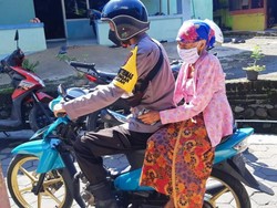 Polisi Jemput Bola Vaksinasi Lansia Banyuwangi Demi Penuhi Target