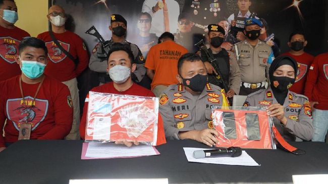 Sakit Hati Dipecat, 2 Pria di NTB Peras Mantan Bos Pakai Video Porno Sakit Hati Dipecat, 2 Pria di NTB Peras Mantan Bos Pakai Video Porno