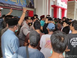 Ratusan Warga Jember Datangi RS Mau Ambil Paksa Jenazah Pasien COVID-19