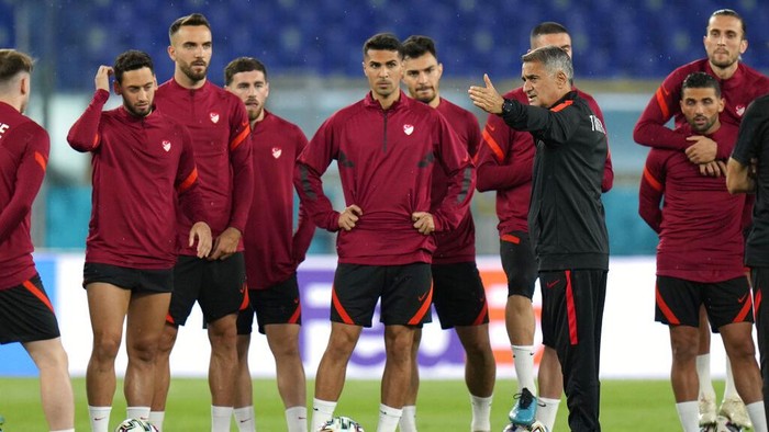 Turkeys manager Senol Gunes, third right, talks to his players during a training session of the national soccer team at the Olympic stadium in Rome, Thursday, June 10, 2021, ahead of their match against Italy on Friday June 11. The Euro 2020 gets underway on Friday June 11 and is being played in 11 host cities across 11 countries. The event was delayed by one year after being postponed in 2020 due to the COVID-19 pandemic. (AP Photo/Alessandra Tarantino)