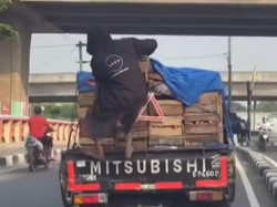 Viral Aksi Bajing Loncat Ambil Peti Telur di Jakut, Polisi Buru Pelaku