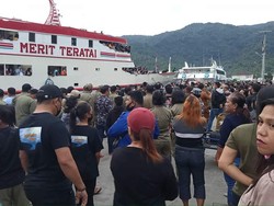 Warga Sambut Jenazah Wabup Sangihe Padati Pelabuhan, Begini Kondisinya