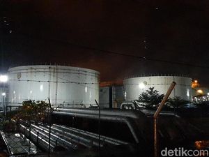 Polisi Ikut Selidiki Terbakarnya Tangki Pertamina Cilacap Polisi Ikut Selidiki Terbakarnya Tangki Pertamina Cilacap