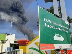 Asap Hitam Masih Membubung di Area Tangki Kilang Pertamina Cilacap