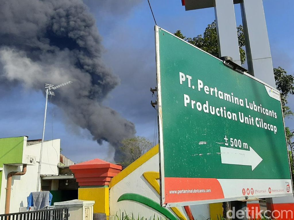 Asap Hitam Masih Membubung di Area Tangki Kilang Pertamina Cilacap Asap Hitam Masih Membubung di Area Tangki Kilang Pertamina Cilacap