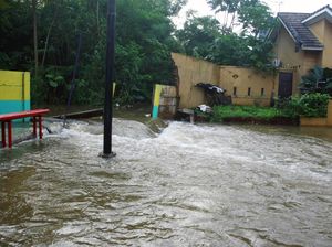 Perbaikan Turap Jebol di Ciputat Belum Usai, Banjir Masih Menggenang