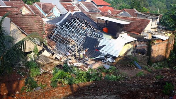 Begini Kondisi Rumah yang Tertimpa Longsor di Ciputat