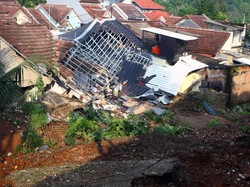 Turap Longsor di Ciputat Mulai Diperbaiki