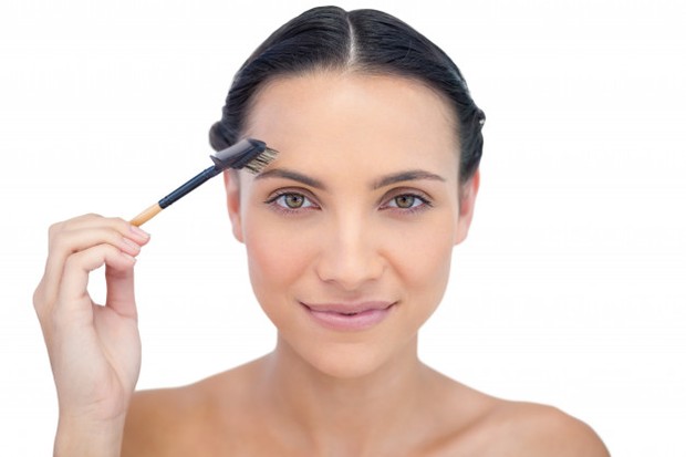 Cara Menggunakan Pensil Alis