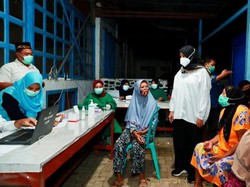 Jemput Bola Vaksinasi Hingga Layani Adminduk, Bupati Ipuk Camping di Perkebunan