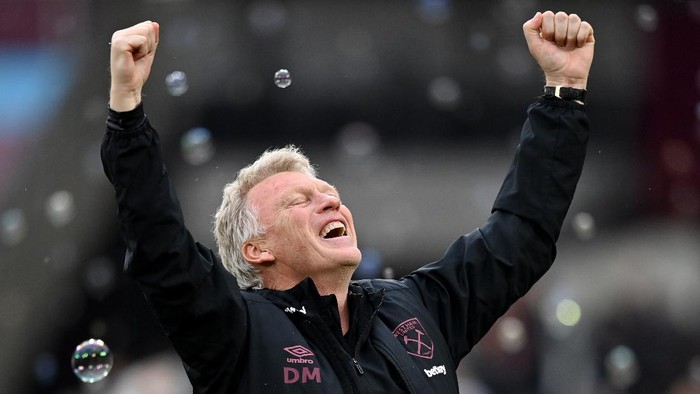 LONDON, ENGLAND - MAY 23: David Moyes, Manager of West Ham United celebrates following the Premier League match between West Ham United and Southampton at London Stadium on May 23, 2021 in London, England. A limited number of fans will be allowed into Premier League stadiums as Coronavirus restrictions begin to ease in the UK. (Photo by Justin Setterfield/Getty Images)