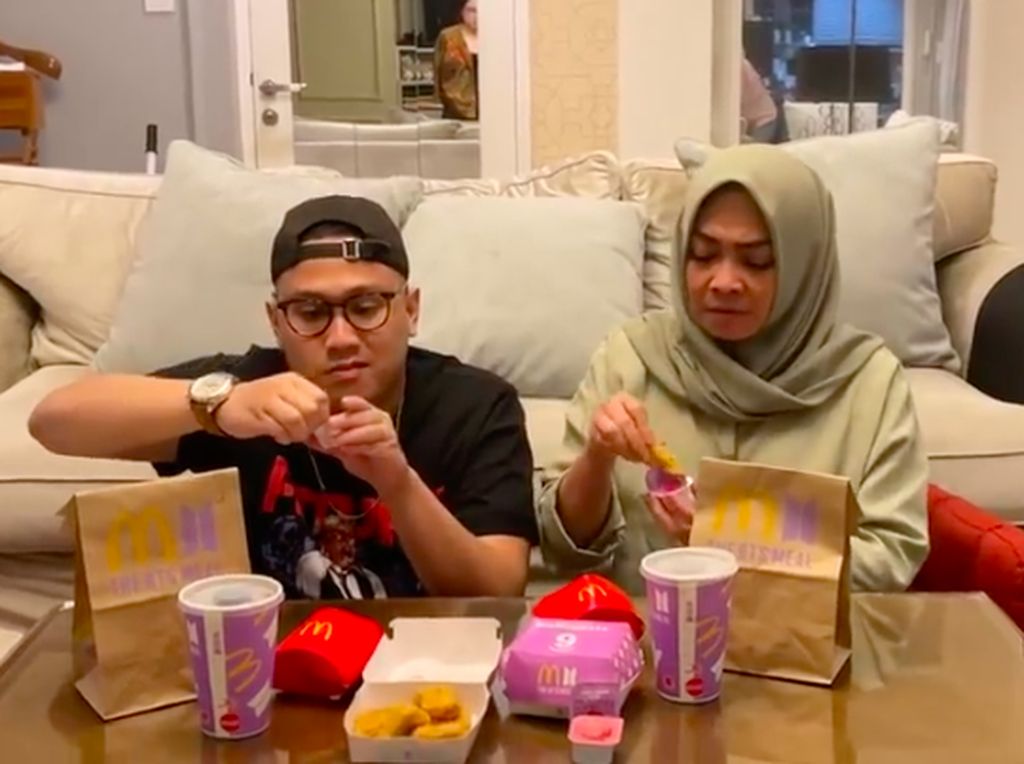Cicip BTS Meal, Ini Komentar Ria Ricis hingga Mama Rieta Soal Rasanya Cicip BTS Meal, Ini Komentar Ria Ricis hingga Mama Rieta Soal Rasanya