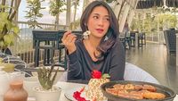 Momen Dinda Kirana Ngopi Cantik dan Makan BBQ