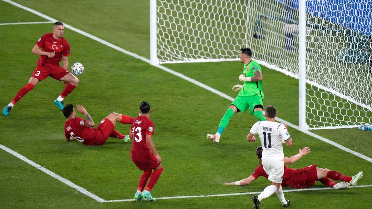 Merih Demiral gagal melakukan blok dengan sempurna saat Turki melawan Italia. (Foto: Getty Images/Andrew Medichini - Pool)