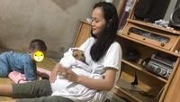 7 Gaya Nyeleneh Emak-emak Momong Hewan Peliharaan, Bikin Gak Habis Pikir