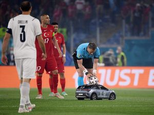 Wow! Ada Mobil Masuk Lapangan di Laga Pembuka Euro 2020