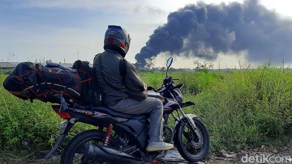 Kebakaran di Kilang Cilacap Jadi Tontonan Warga