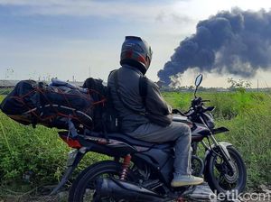 Kebakaran di Kilang Cilacap Jadi Tontonan Warga