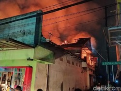 Toko Kain di Ponorogo Terbakar Hebat, Api Merambat ke 3 Rumah