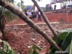 Alat Berat Dikerahkan Evakuasi Material Longsor di Ciputat