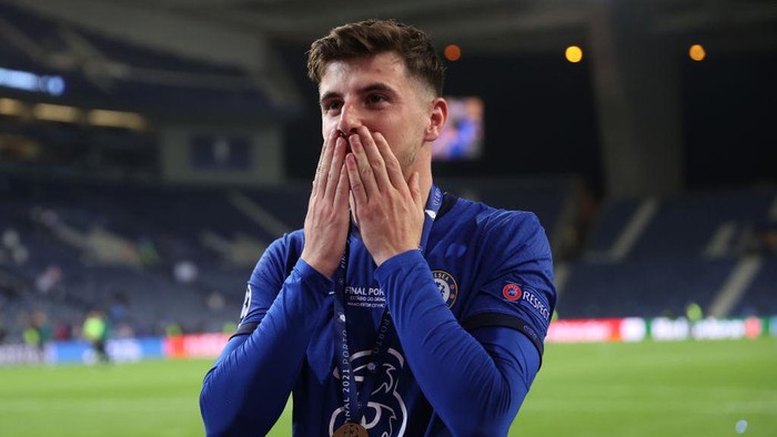 PORTO, PORTUGAL - MAY 29: Mason Mount of Chelsea celebrates following their sides victory in  the UEFA Champions League Final between Manchester City and Chelsea FC at Estadio do Dragao on May 29, 2021 in Porto, Portugal. (Photo by Carl Recine - Pool/Getty Images)