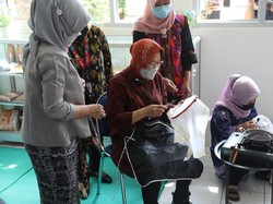 Risma Ajak Keluarga Penerima Bansos Manfaatkan Sentra Kreasi Atensi