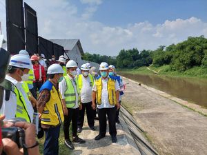 Basuki & Gibran Blusukan ke Proyek Antibanjir Solo