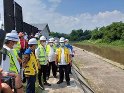 Basuki & Gibran Blusukan ke Proyek Antibanjir Solo