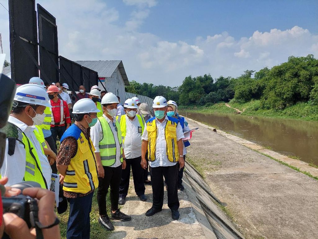Basuki & Gibran Blusukan ke Proyek Antibanjir Solo Basuki & Gibran Blusukan ke Proyek Antibanjir Solo