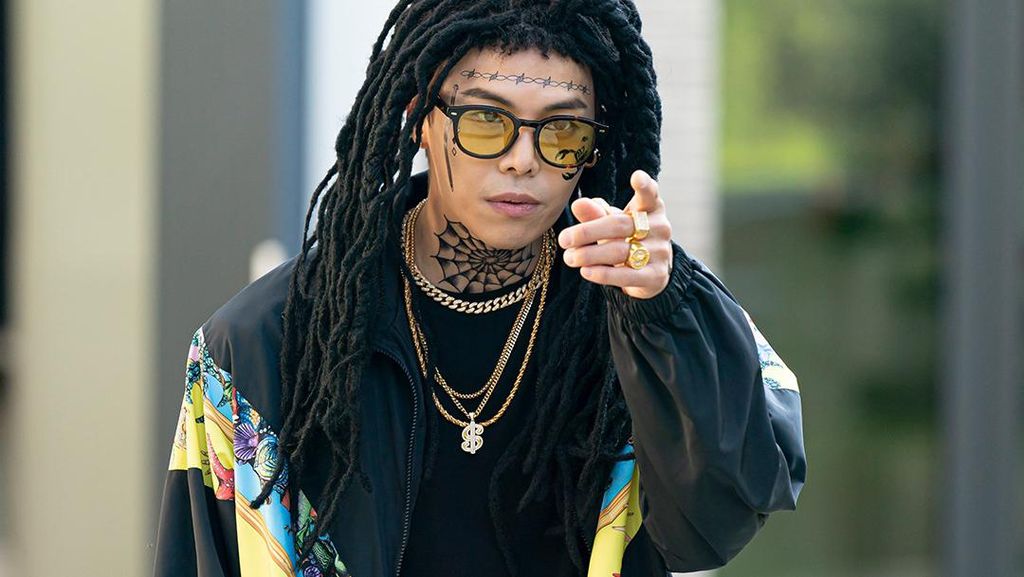 8 Foto Park Eun Seok, Gayanya Dikritik Karena Rasis di The Penthouse 3 8 Foto Park Eun Seok, Gayanya Dikritik Karena Rasis di The Penthouse 3