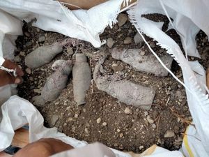 Seorang Polisi di Banyuwangi Temukan 5 Bom Ikan Saat Cari Tanaman Hias Seorang Polisi di Banyuwangi Temukan 5 Bom Ikan Saat Cari Tanaman Hias