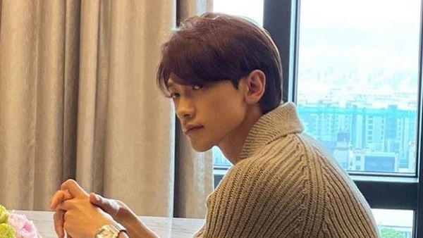 Potret Aktor Rain Bertransformasi Jadi Santa demi Anak