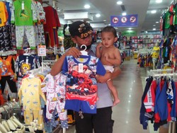 Salut! Petugas P3S Ini Belikan Pakaian Saat Evakuasi Balita Terlantar