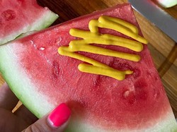 Sedang Tren Makan Semangka Pakai Mustard, Mau Coba?