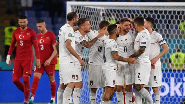 Soccer Football - Euro 2020 - Group A - Turkey v Italy - Stadio Olimpico, Rome, Italy - June 11, 2021 Italy's Domenico Berardi and teammates celebrate their first goal, an own goal scored by Turkey's Merih Demiral Pool via REUTERS/Filippo Monteforte