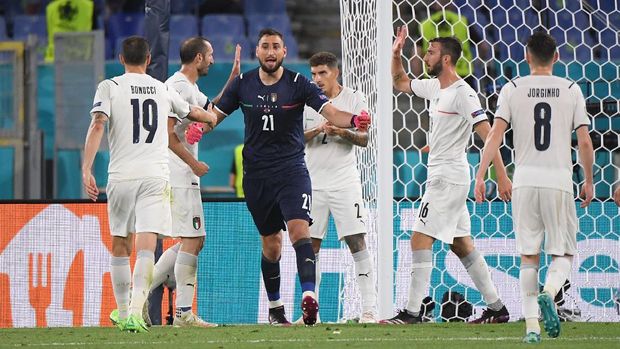 Soccer Football - Euro 2020 - Group A - Turkey v Italy - Stadio Olimpico, Rome, Italy - June 11, 2021 Italy's Gianluigi Donnarumma celebrates after a block by Giorgio Chiellini Pool via REUTERS/Alberto Lingria
