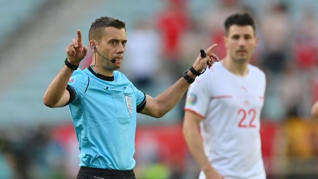 Soccer Football - Euro 2020 - Group A - Wales v Switzerland - Baku Olympic Stadium, Baku, Azerbaijan - June 12, 2021 Referee Clement Turpin gestures for a VAR check after Switzerland's Mario Gavranovic scores a goal that is later disallowed Pool via REUTERS/Dan Mullan