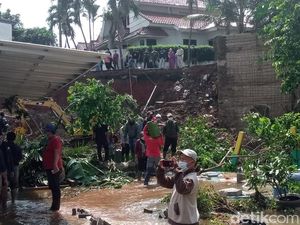 Longsor di Kompleks Ciputat Timpa 2 Rumah, 2 Orang Terluka