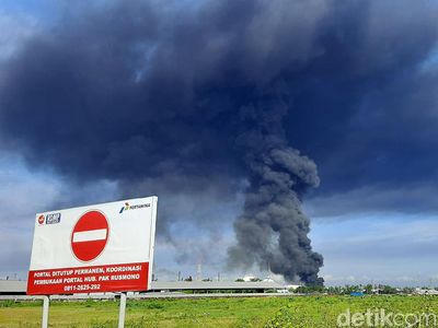 Penampakan Asap dari Tangki Kilang Pertamina Cilacap yang Terbakar