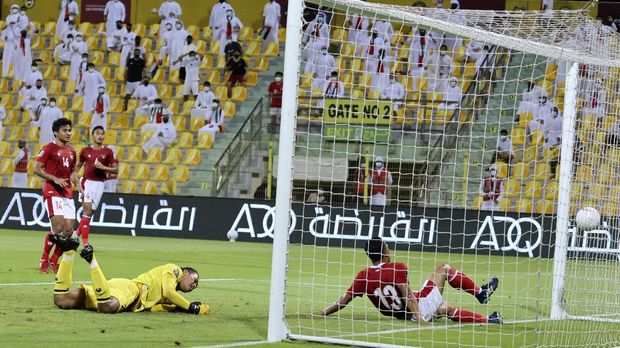 Indonesia's goalkeeper Muhamed Riyandi and Rachhimat Irianto (R) react after the UAE scored during the 2022 FIFA World Cup qualification group g football match between the United Arab Emirates and Indonesia at the Zabeel Stadium  Stadium in Dubai on June 11, 2021. (Photo by Karim SAHIB / AFP)