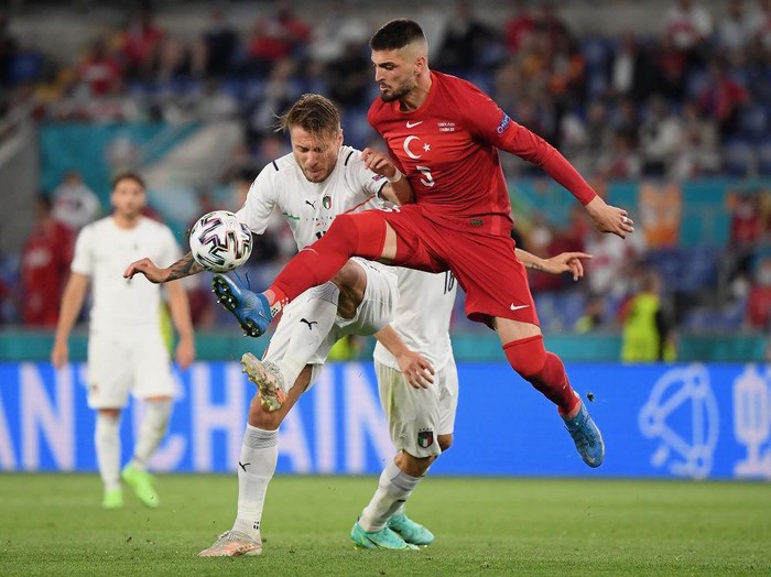 ROME, ITALY - JUNE 11: Giorgio Chiellini of Italy controls the ball whilst under pressure from Ciro Immobile of Italy during the UEFA Euro 2020 Championship Group A match between Turkey and Italy at the Stadio Olimpico on June 11, 2021 in Rome, Italy. (Photo by Alberto Lingria - Pool/Getty Images)