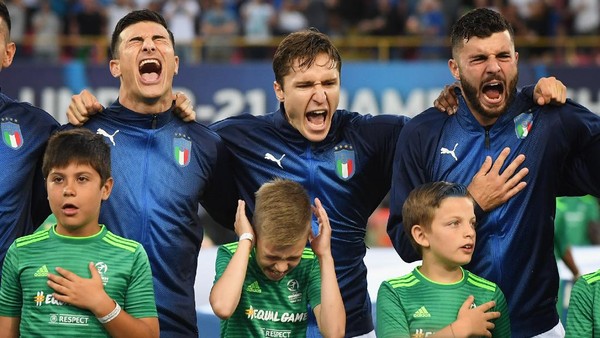 Yosh qizlar siyishadi