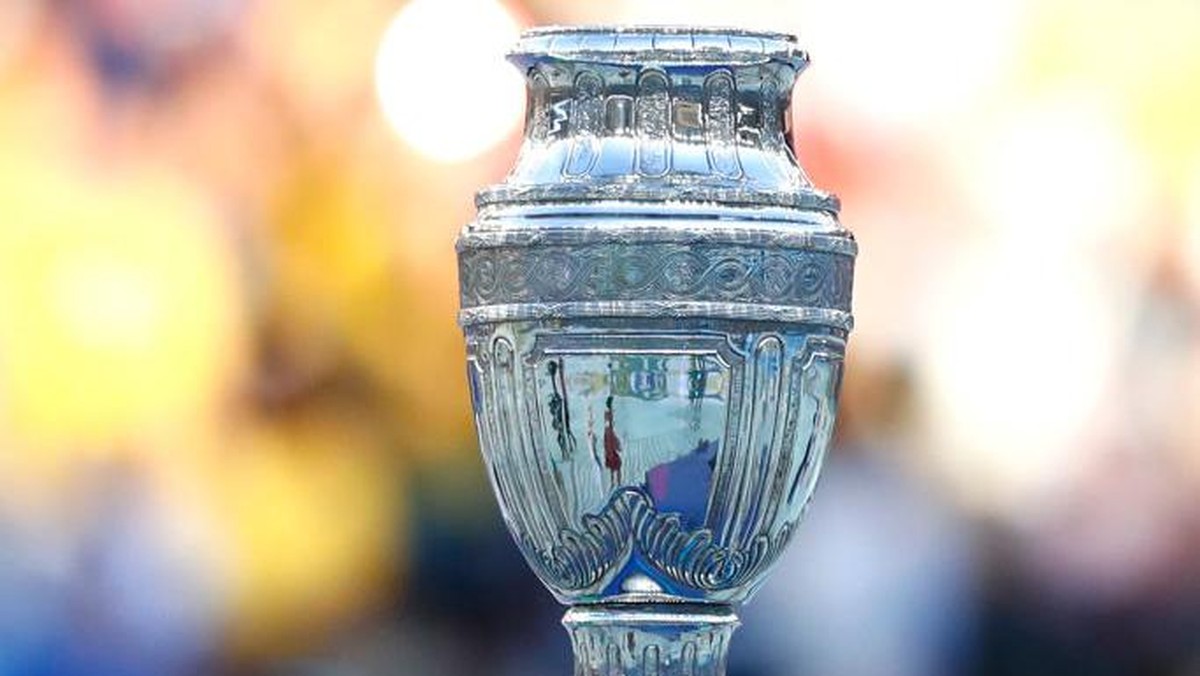 Trofi Copa America. (Foto: Getty Images/Lucas Uebel)