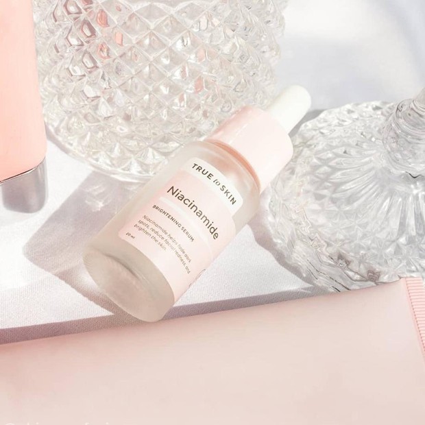 Serum niacinamide dengan efek brightening yang mampu menghilangkan jerawat dan bekasnya.