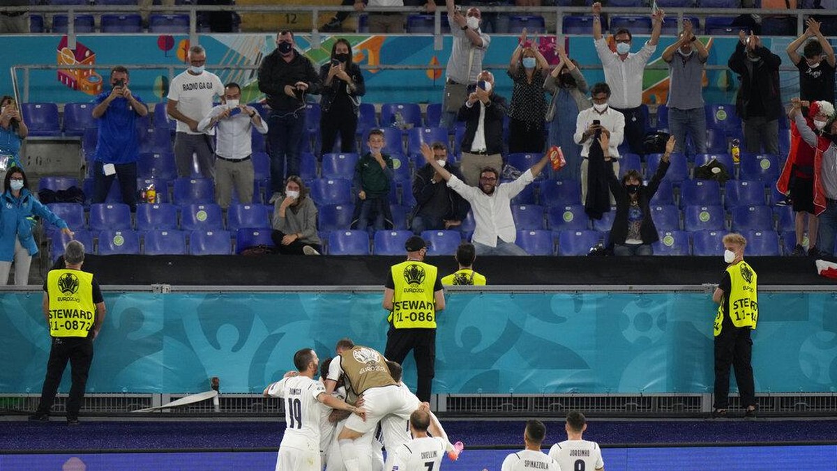 Olimpico yang ramai membuat Timnas Italia membantai Turki (AP/Andrew Medichini)